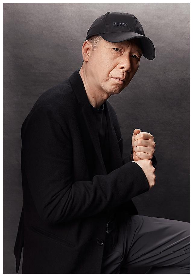 著名影视导演冯小刚,14幅毛笔艺术字展,梁宏达说:这字有点横