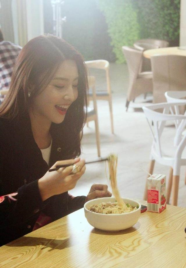 如何让牙齿变白（如何让牙齿变白最简单的方法）-85模板网