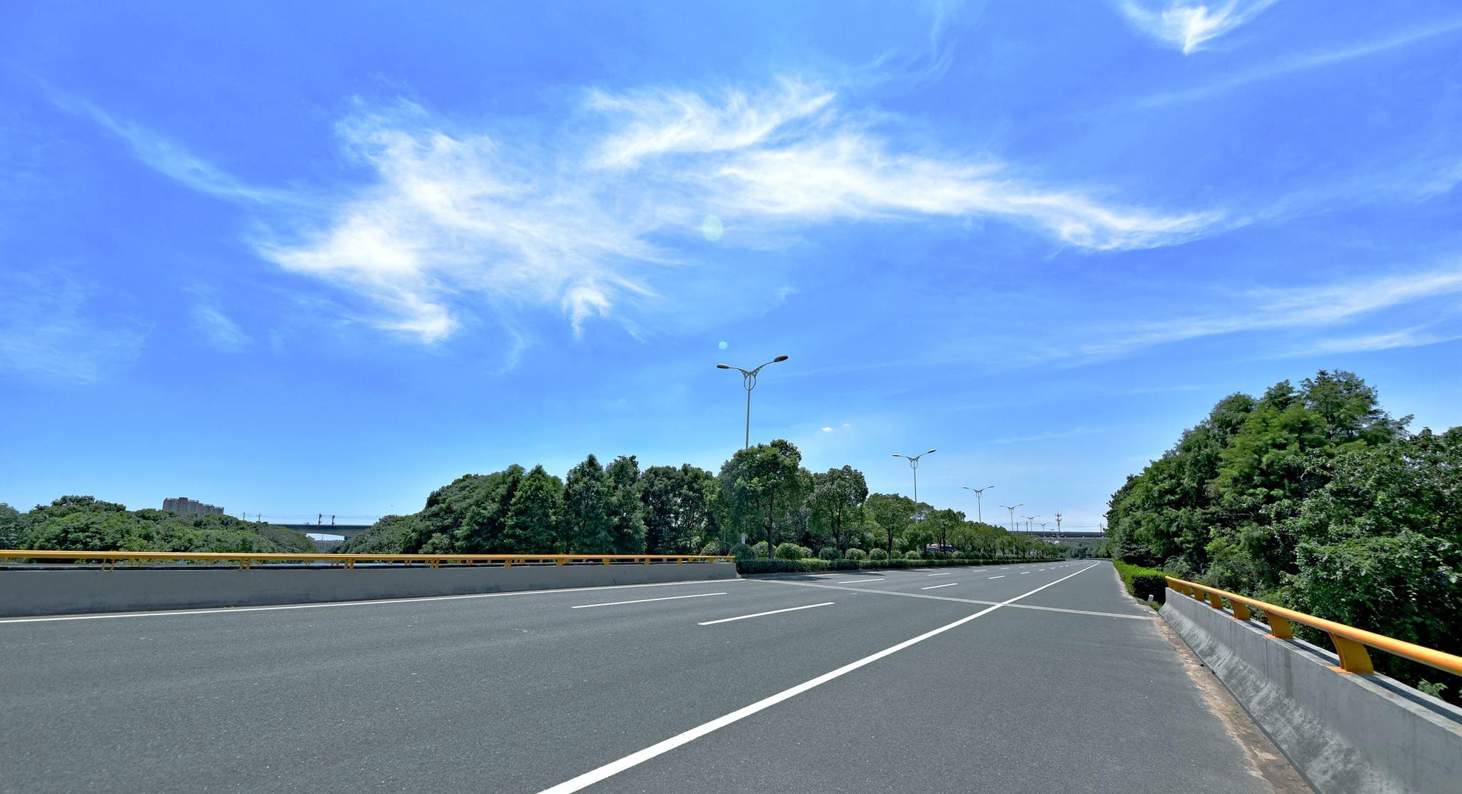 盛夏的蓝天飘过的云江苏无锡锡山区锡北镇