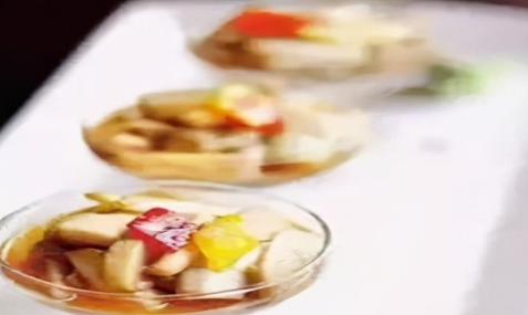 美食推荐：脆香海泥鳅、铁盘焗松茸、鲜辣长白山雪菇制作方法