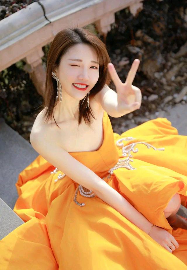 张纯华身穿黄色抹胸裙尽显优雅知性女神!_高清图集_新浪网