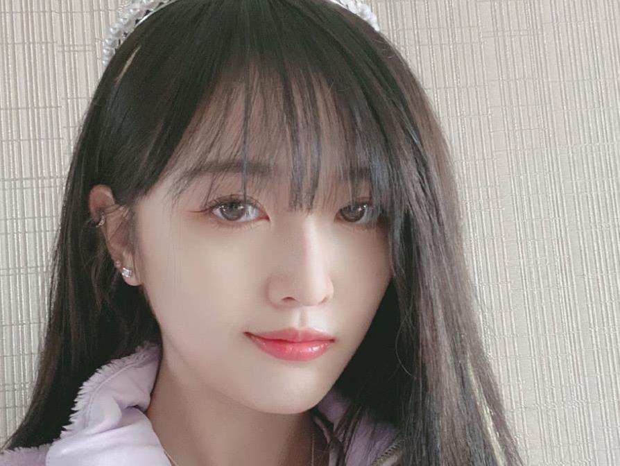 吴宣仪女王节晒素颜照,双眼皮实力抢镜