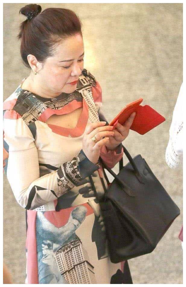 孙俪妈妈从头到脚都不服老,穿蕾丝短裤化浓妆,脸坑洼却又真实!