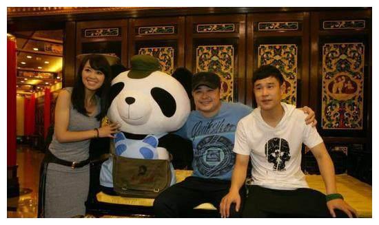 47岁刀郎全家生活照前妻弃女离家出走与二婚妻子恩爱不离不弃