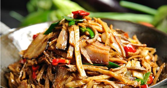 笋丝炒腊肉好吃又下饭的做法酸辣开胃做法简单葱香浓郁