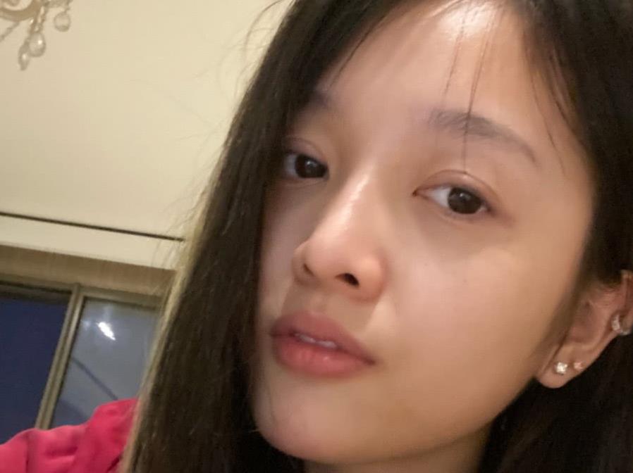 吴宣仪女王节晒素颜照,双眼皮实力抢镜