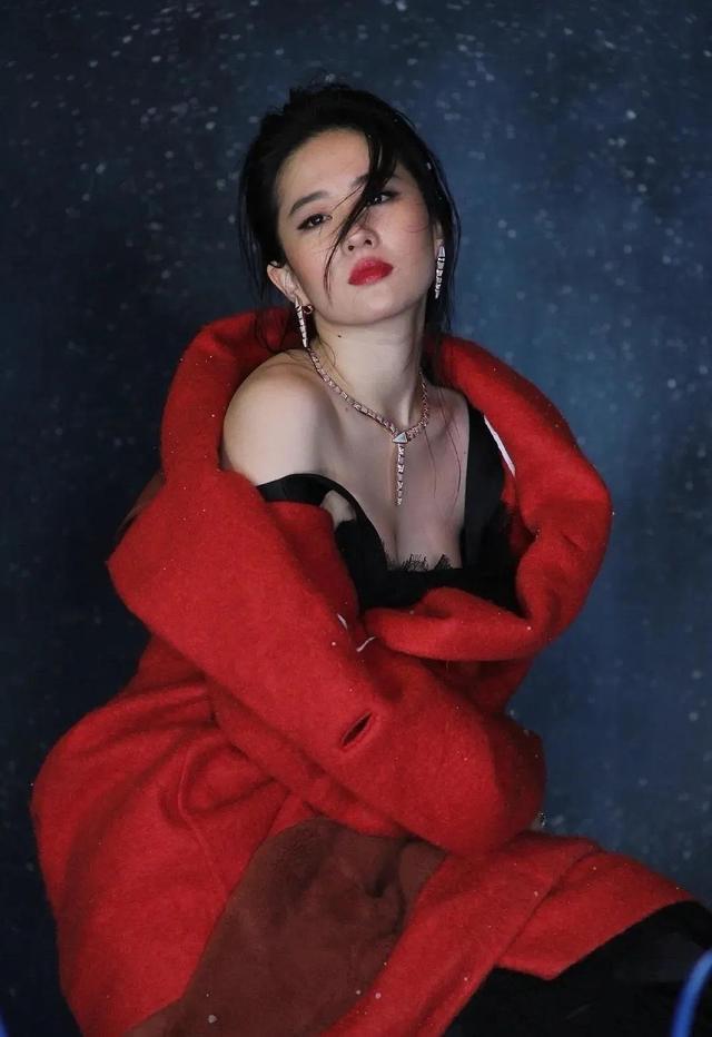 刘亦菲,黑发配红衣红唇!