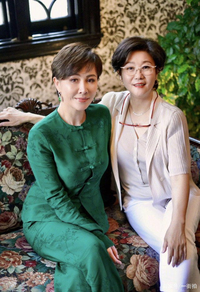 刘嘉玲最新近照撞脸蔡明脸僵略明显穿印花上衣有东北味儿