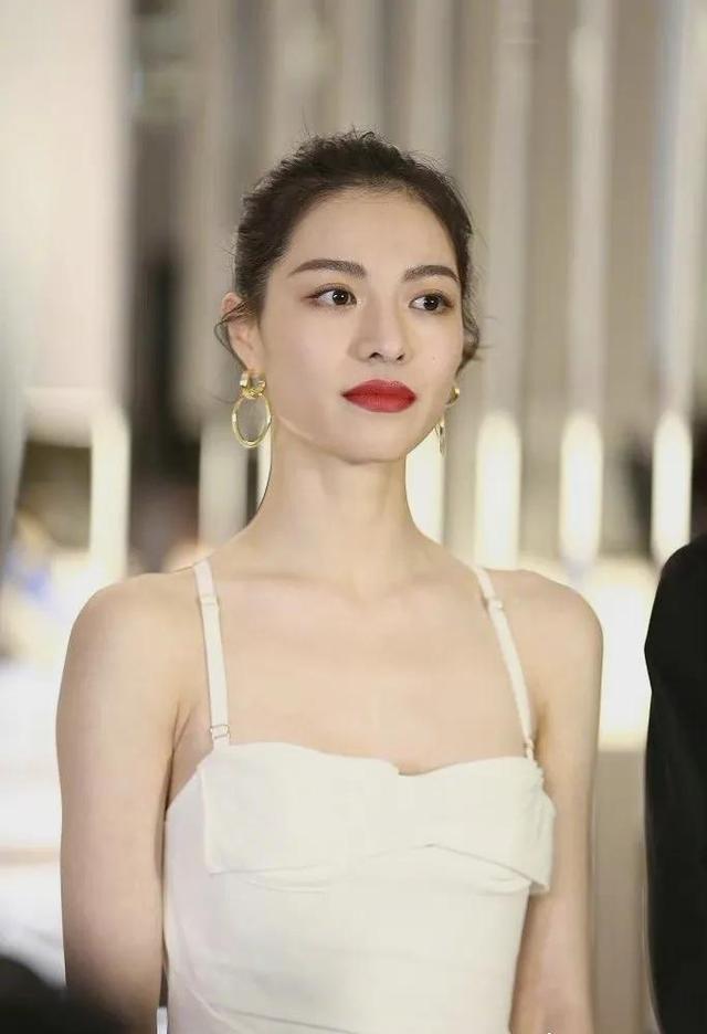 钟楚曦身着白色吊带连衣裙展现完美身材!__财经头条