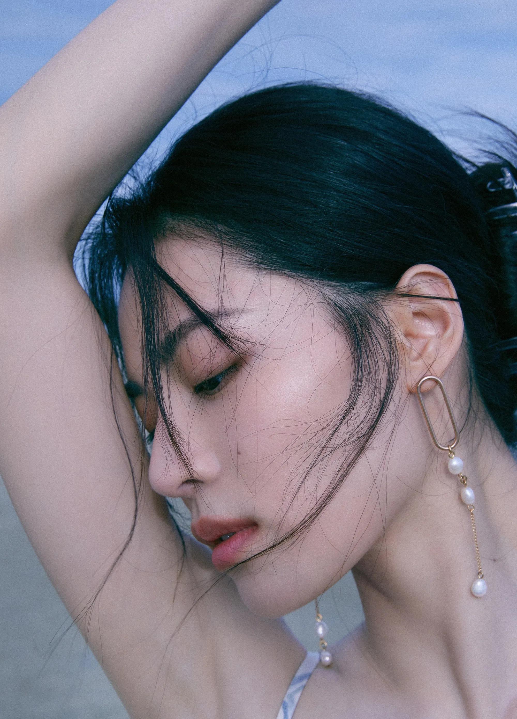 钟楚曦印花吊带长裙拍照,沙滩漫步,楚楚动人!_高清图集_新浪网