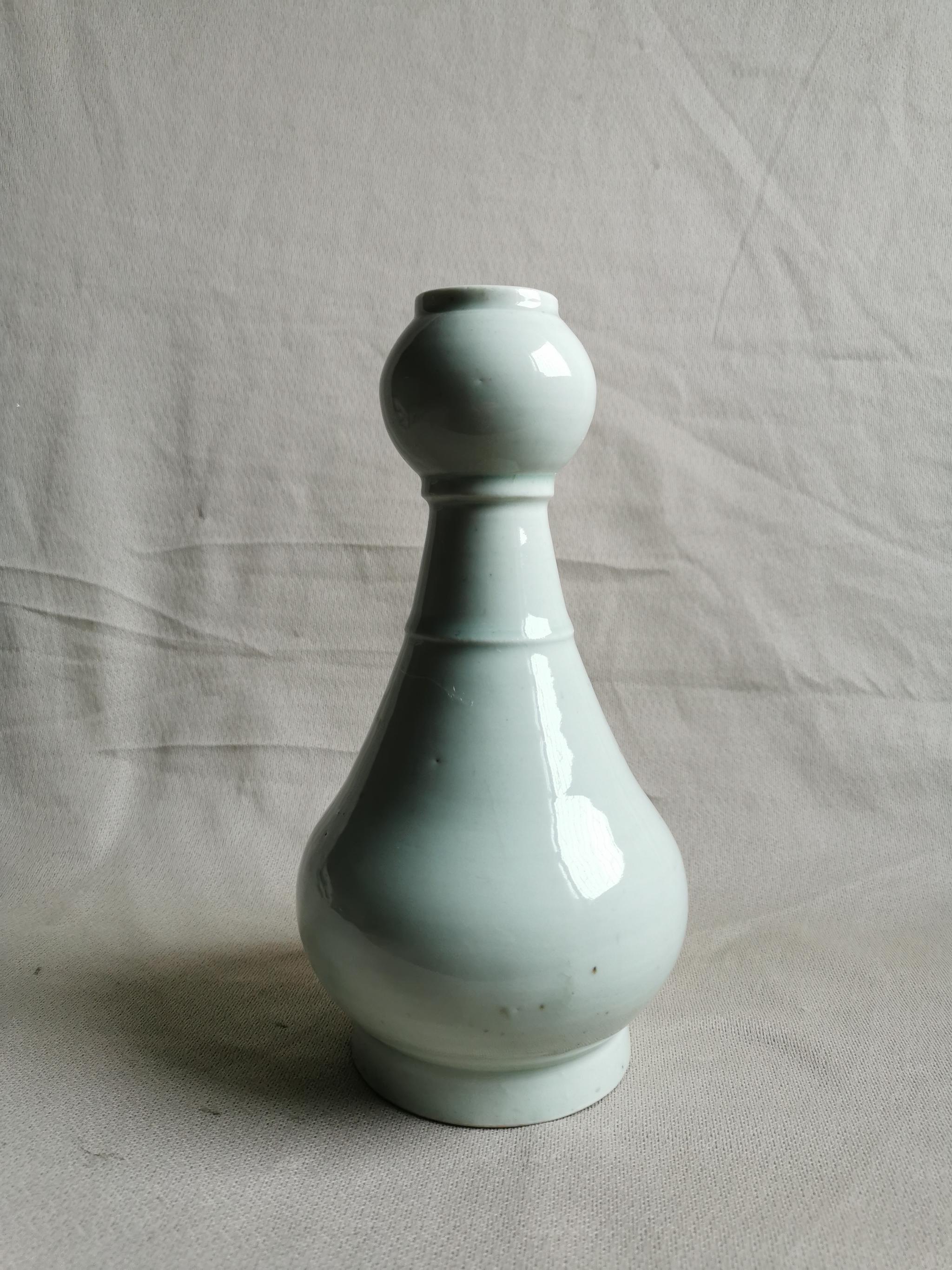 晚明或清初期白瓷蒜头瓶