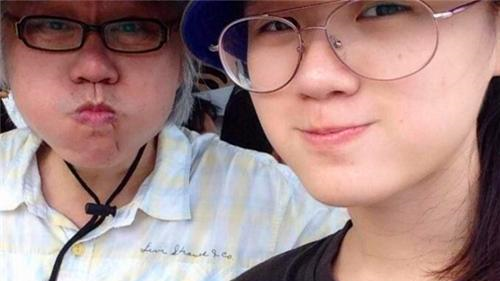 因“忘年恋”走红的17岁女孩林靖恩,7年过去,现已失去纯真笑容休闲区蓝鸢梦想 - Www.slyday.coM 因“忘年恋”走红的17岁女孩林靖恩,7年过去,现已失去纯真笑容休闲区蓝鸢梦想 - Www.slyday.coM