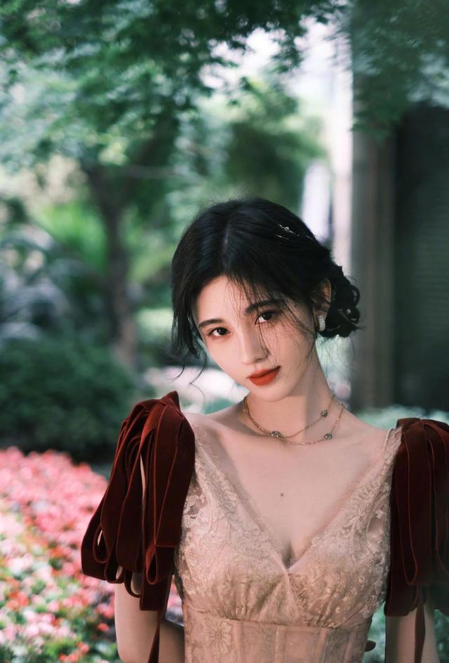 鞠婧祎一袭粉金色礼裙