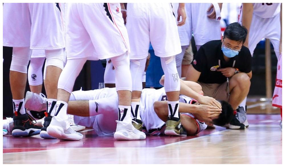 辽宁内线悍将重伤,赵继伟贺天举感同身受,季后赛前景存变数