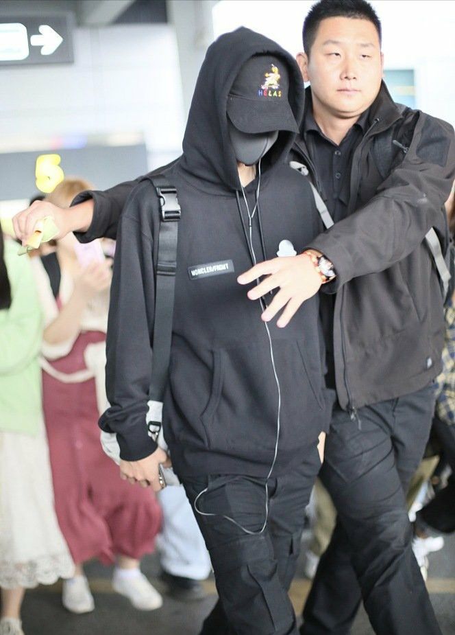 王一博保镖:不要挤,再挤我就直接搂着一博走