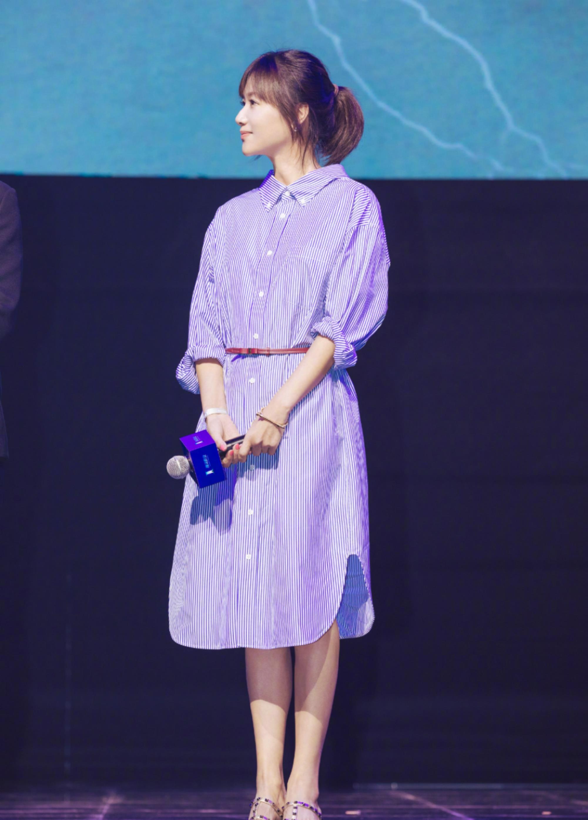 徐静蕾穿灰色卫衣显富态,这份成熟真实可贵__财经头条