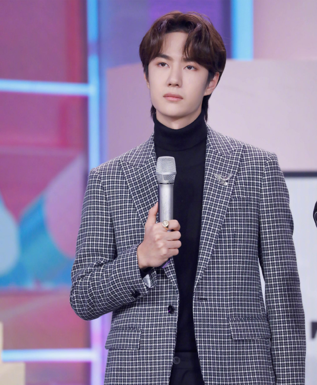 额前的碎发不仅很好地修饰了王一博的脸部线条,同时也很好地修饰了王