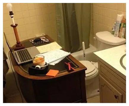 我问爸爸照片中站在他旁边的那位年轻叔叔是谁？他说那是你妈！休闲区蓝鸢梦想 - Www.slyday.coM