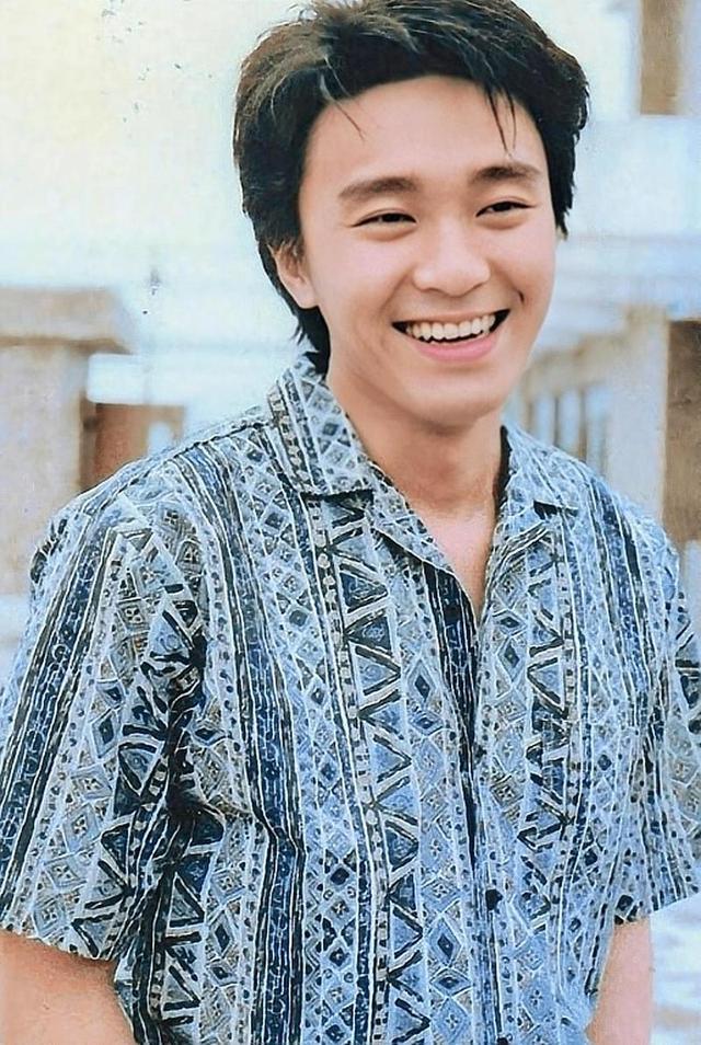 星爷年轻时候的笑容好甜!_高清图集_新浪网