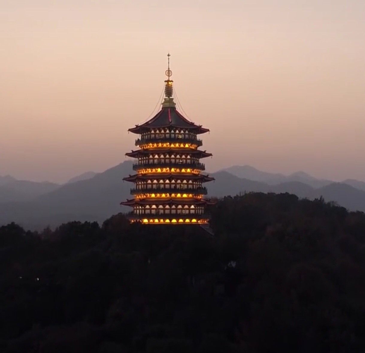 杭州西湖雷峰塔景区 重温经典爱情故事 慢赏雷峰夕照佳景 杭州西湖雷峰塔景区 重温经典爱情故事 慢赏雷峰夕照佳景