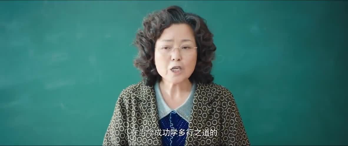 洛枳的作文被老师夸赞,余淮让耿耿帮他还笔记?