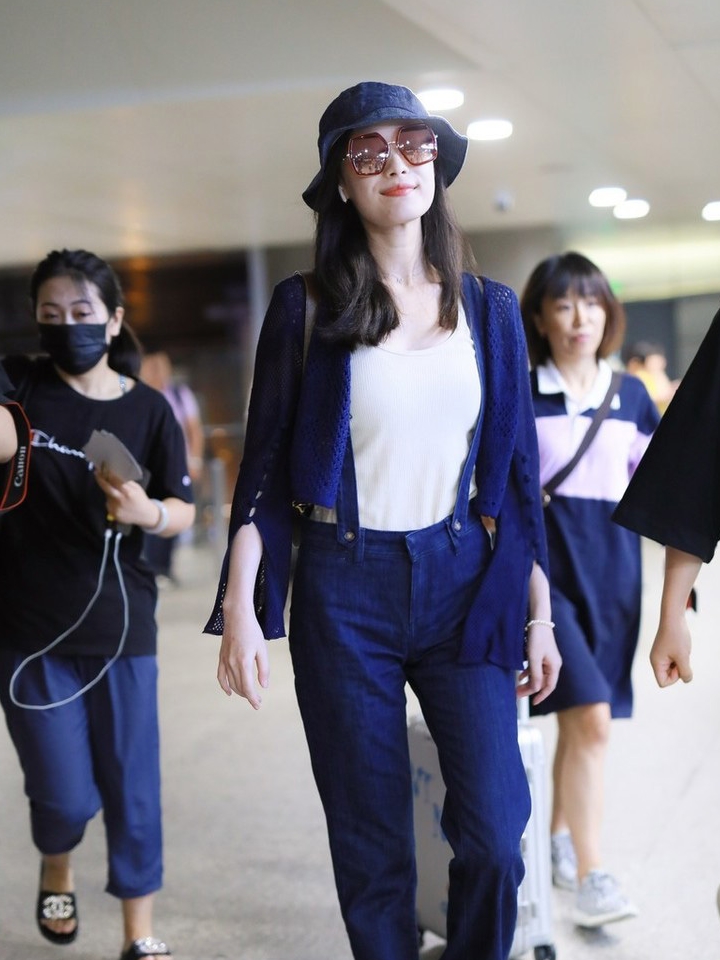 倪妮穿衣风格也是多变针织开衫搭吊带牛仔裤也能这么有高贵气