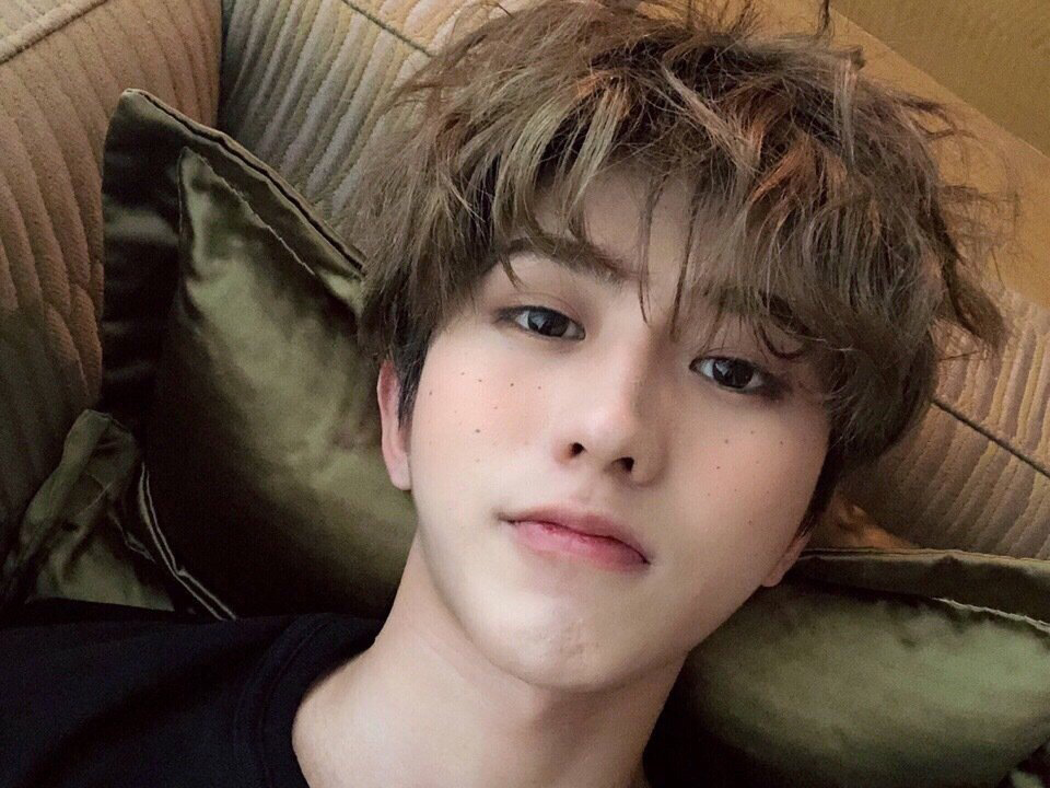 蔡徐坤和黄明昊同样是雀斑妆造型风格却大不一样