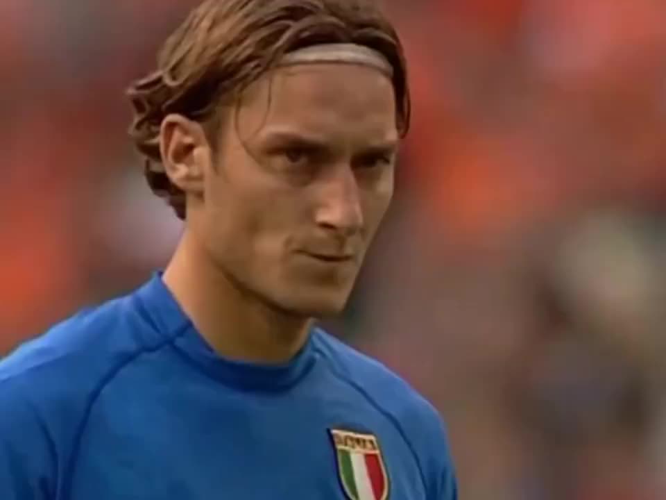 2000年欧锦赛意大利和荷兰点球大战托蒂罚进的勺子点球