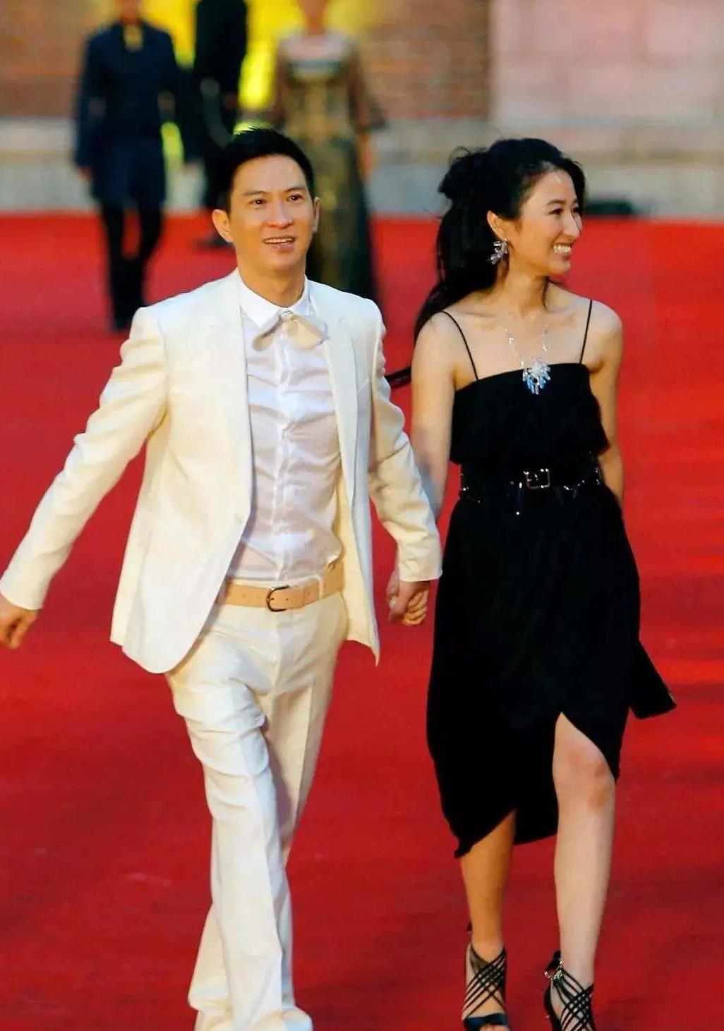 张家辉老婆气质太惊艳,穿白色连衣裙套装时尚优雅,高级感满满