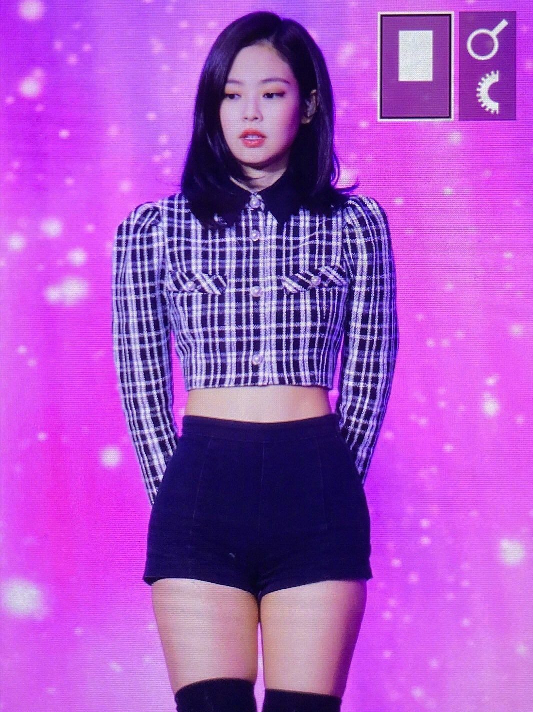 lisa和jennie同样搭配露脐装美得不相上下