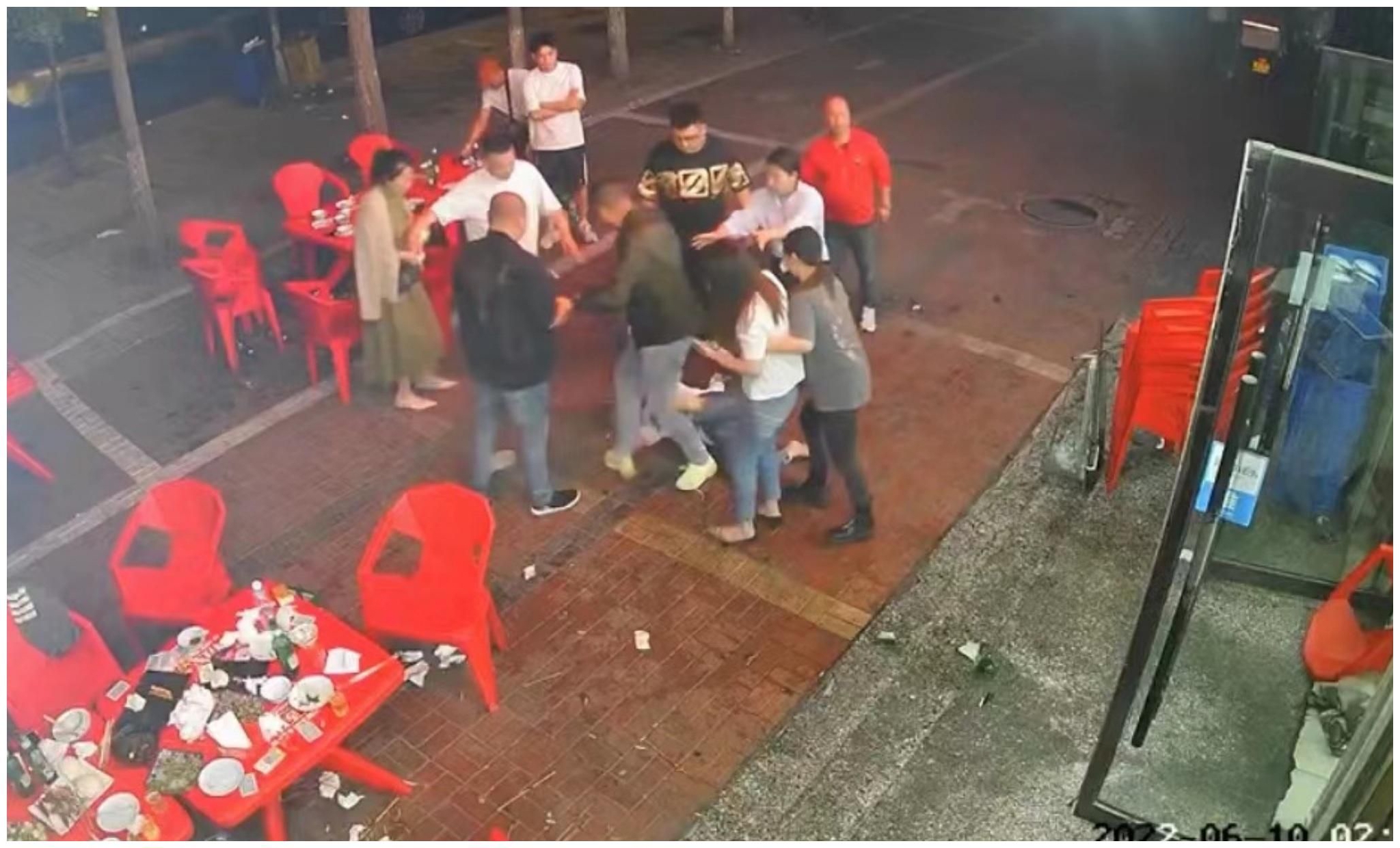 实拍数十名女生街头群殴两名女子 遭多人无情踢踹-千里眼视频-搜狐视频