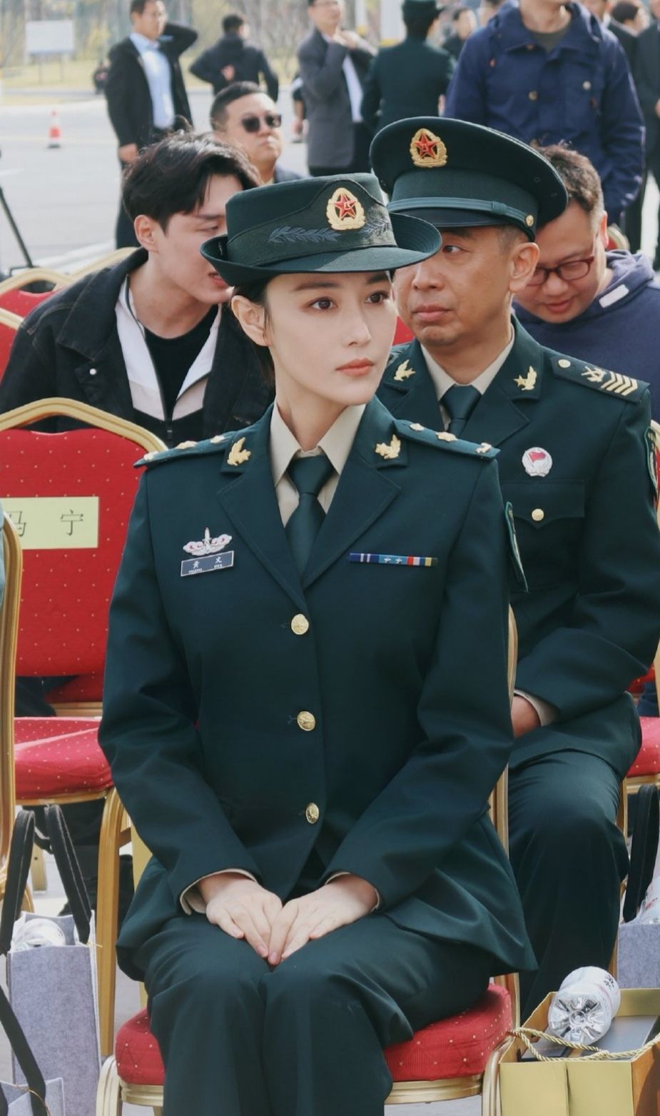 张馨予军装上线,不以军嫂自居美艳至极!