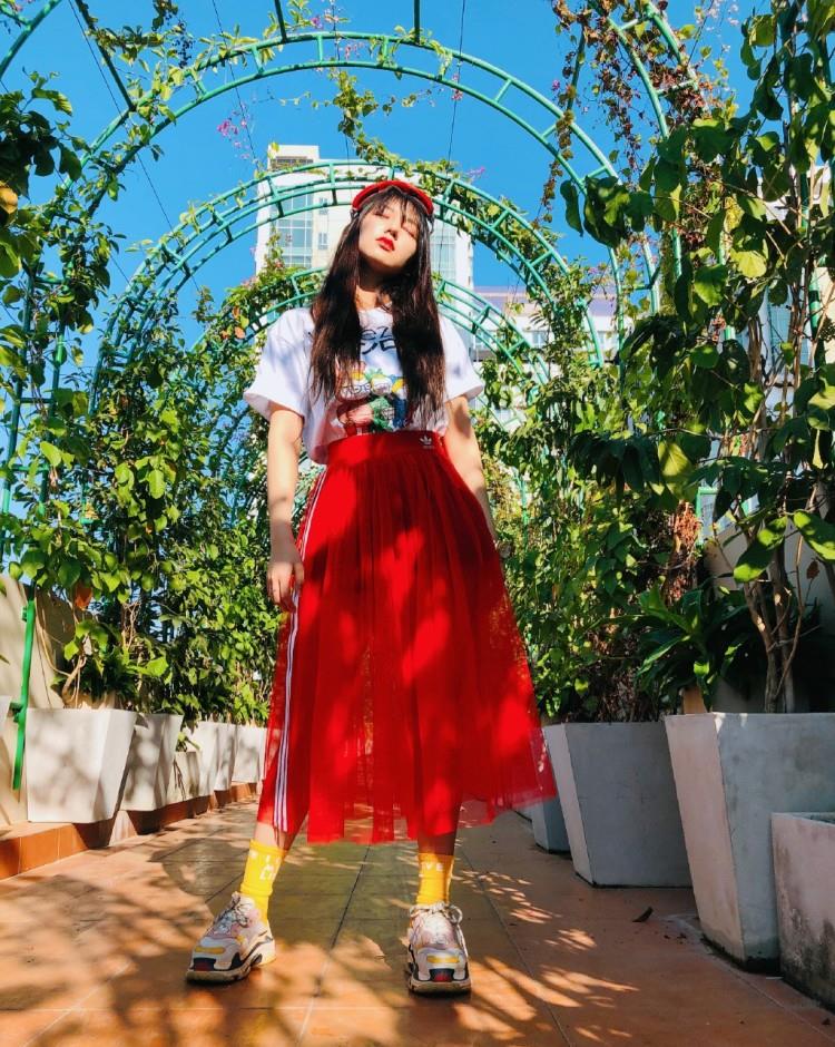 宇宙少女程潇,白短袖红裙子提前过夏,露出的袜子更被赞:可爱