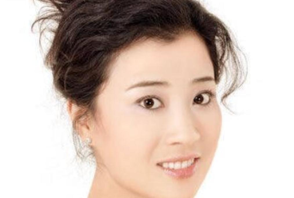 小玲的扮演者名叫李超伶,在拍《刘老根》的时候她只有15岁,虽然年纪不