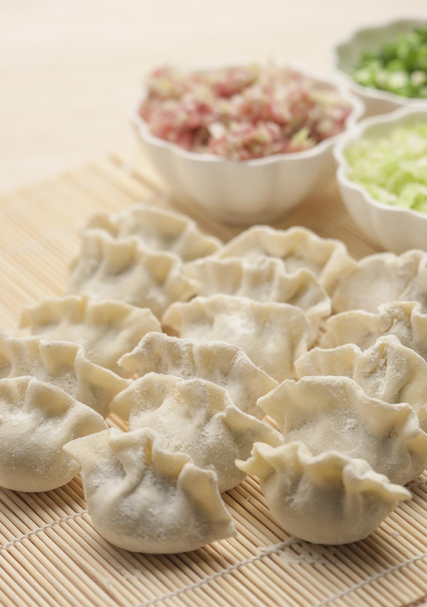 一名男子透露,他到卖场买了最贵的冷冻水饺,回家准备煮给女友吃,但他