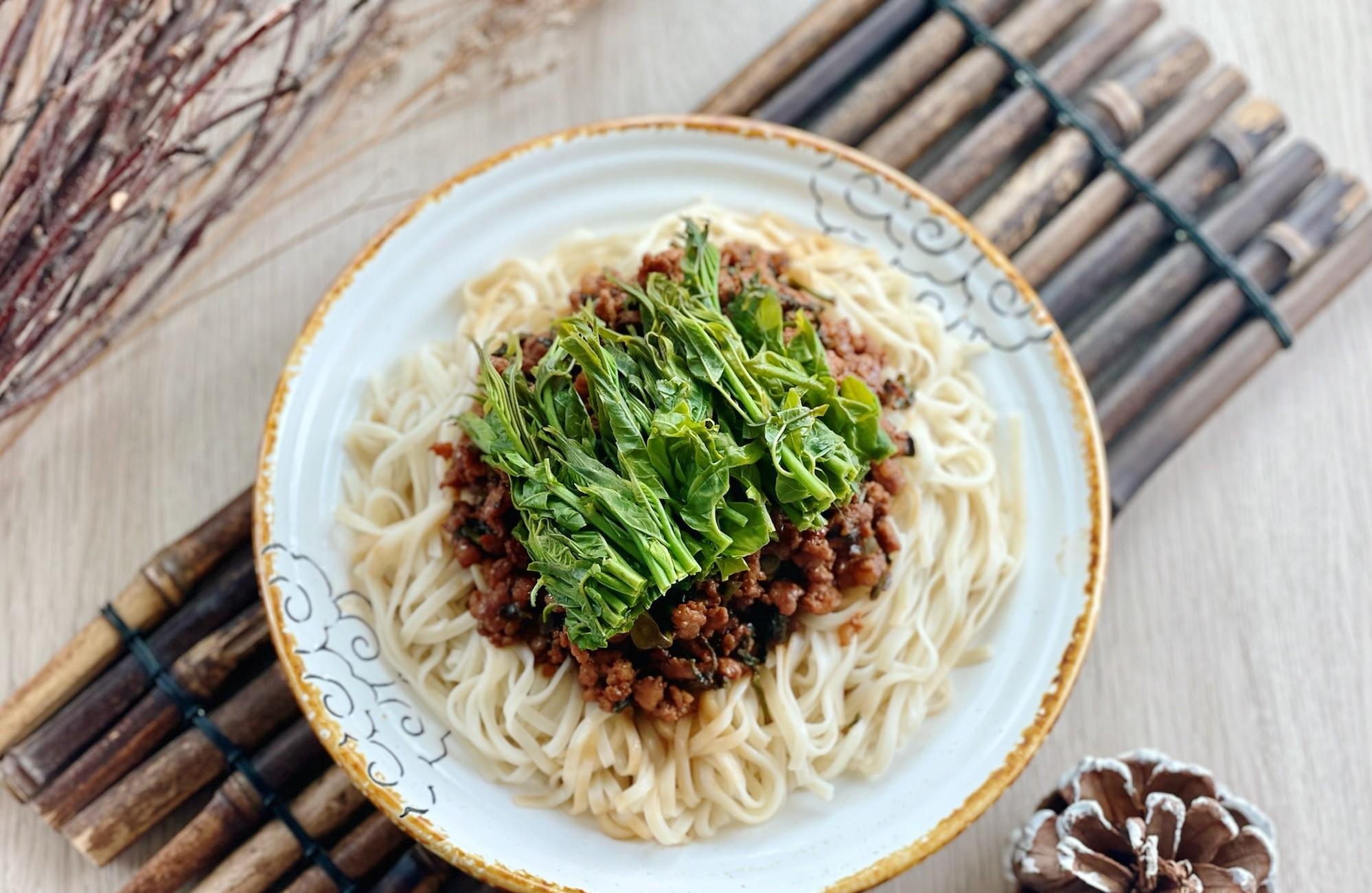 春天的味道香椿肉末拌面好吃到舔盘