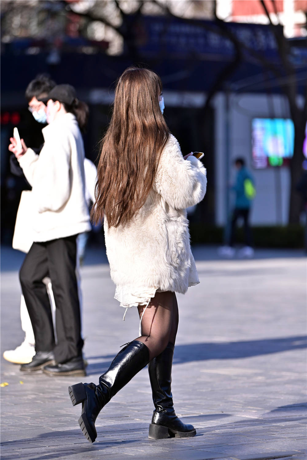 黑色丝袜搭配长靴春天的搭配其实也很轻松