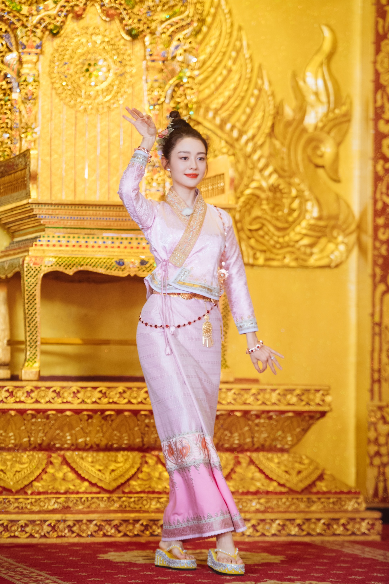 妻子4吉娜傣族服饰造型曝光粉色筒裙身形姣好