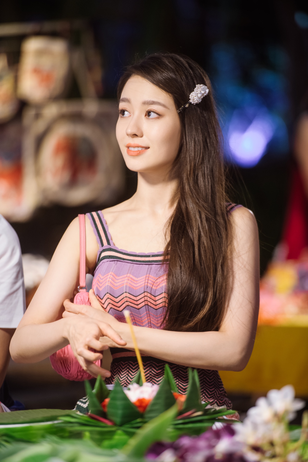 吉娜彩虹吊带针织裙展曲线美,再次演唱原创歌曲献给奶奶