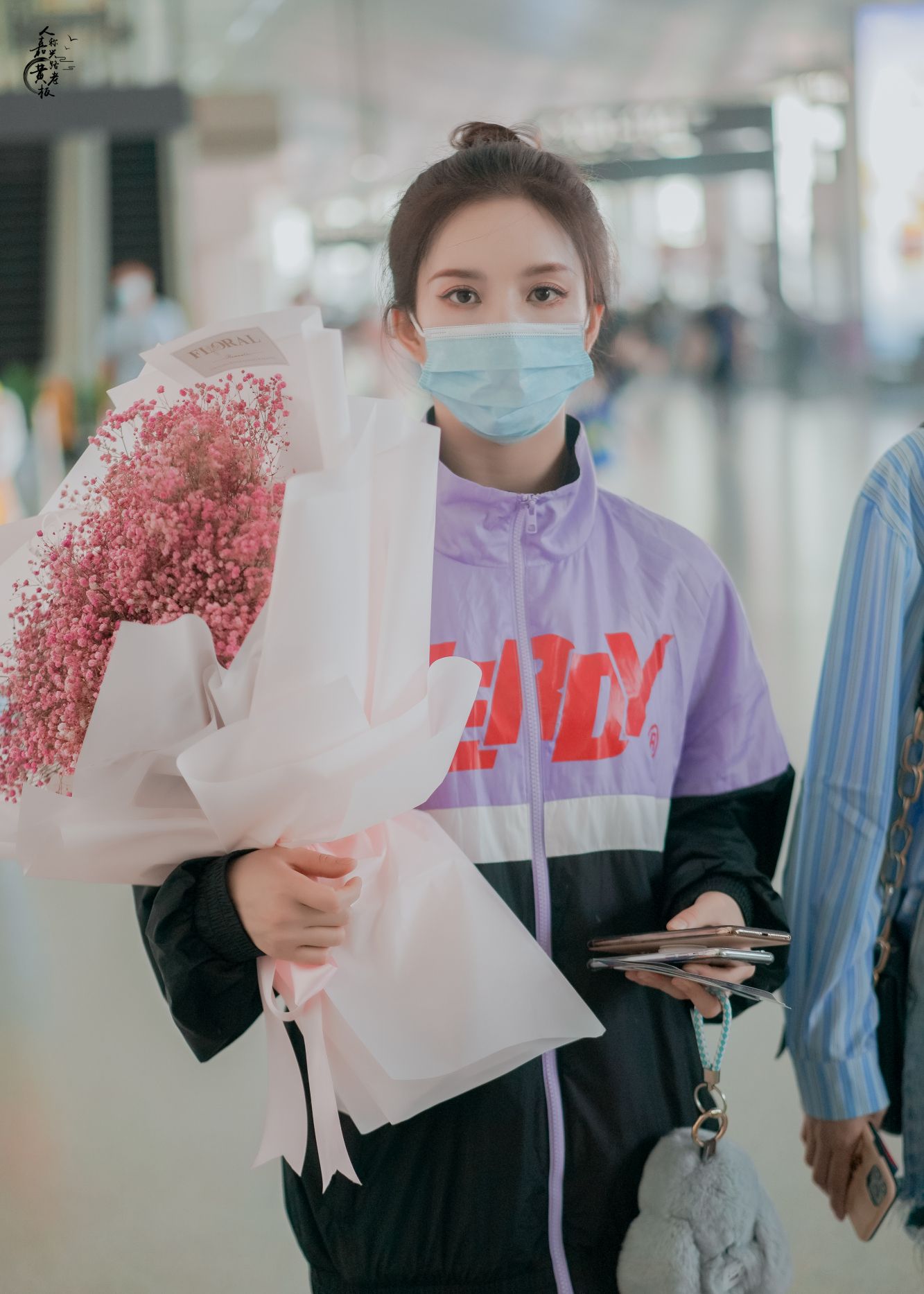 刘些宁的私服穿搭,身穿黑色与香芋紫拼接款运动上衣,元气满满_高清