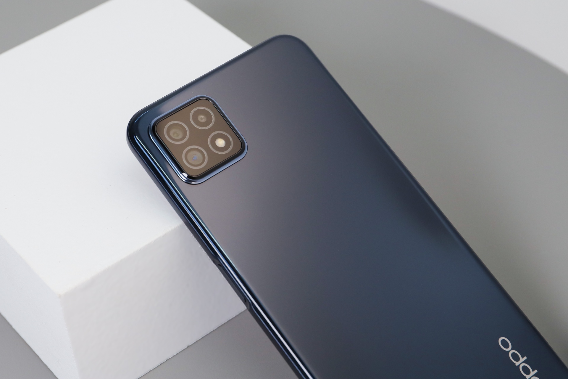 oppo a72后置为1600万像素主摄 800万超广角 200万人像镜头三摄组合