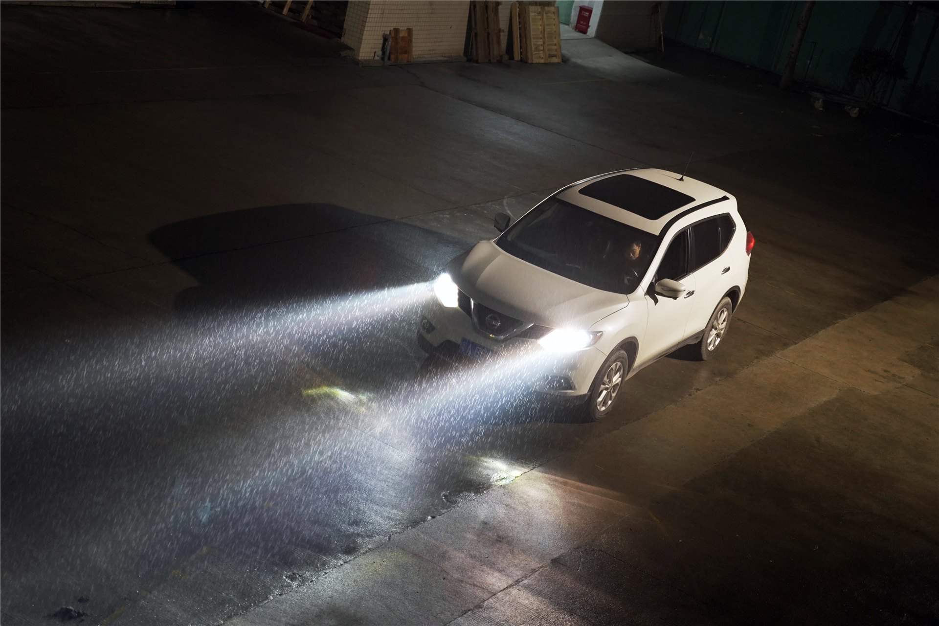 在雨雾天气下,开着阿帕激光大灯透镜也是可以清晰的看清路面,效果非常