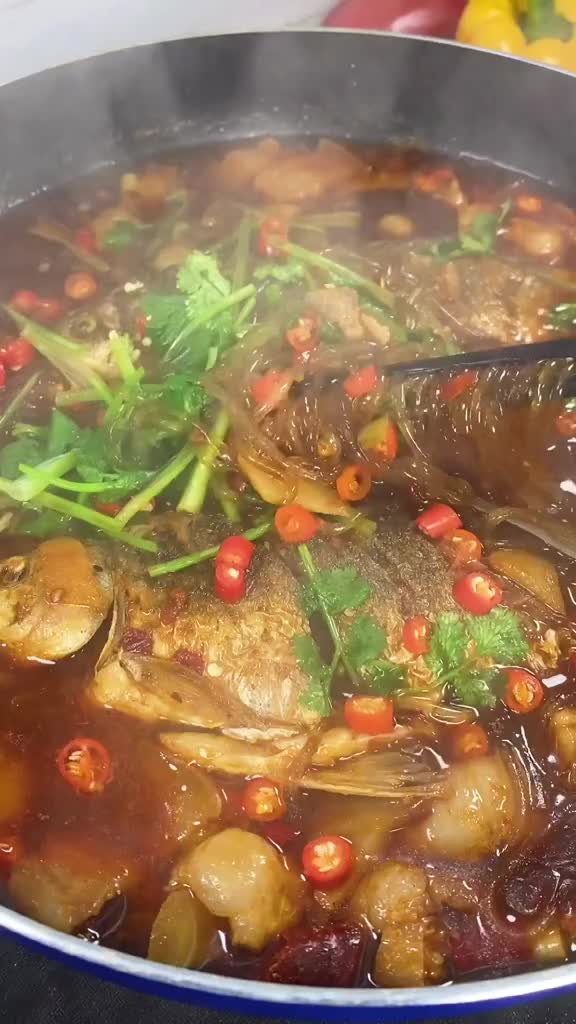 今天教大家好吃的家常菜鲫鱼炖粉条