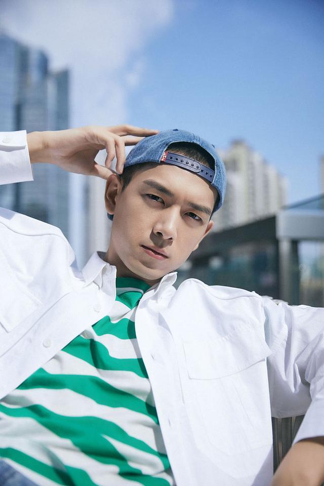 李现反戴帽穿绿格衫超帅直视!_高清图集_新浪网