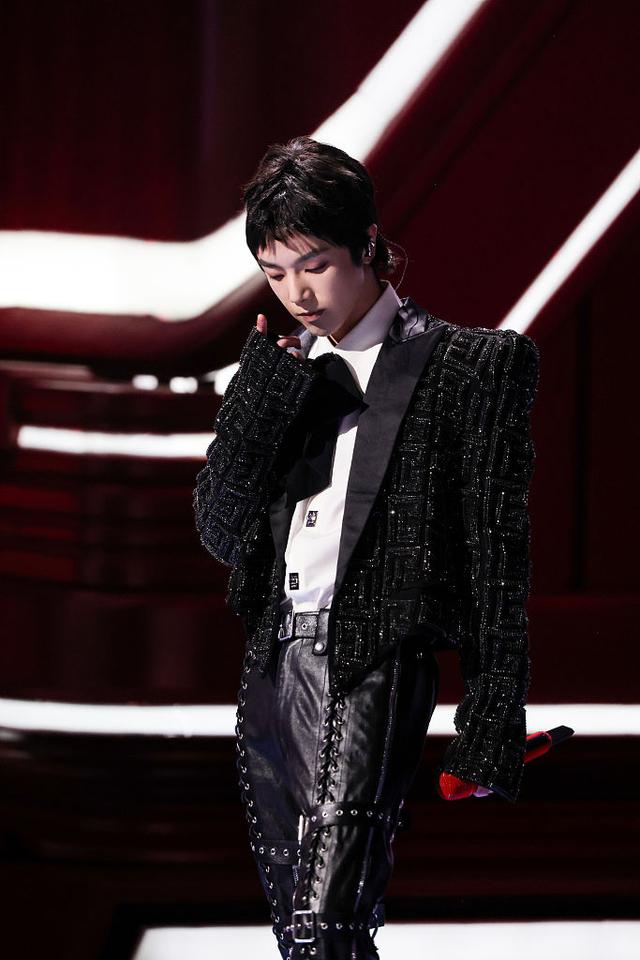 华晨宇黑色亮片垫肩西装搭皮裤,摩登吸睛狼尾发型又酷又野!