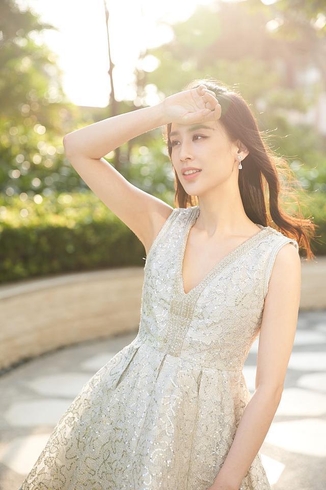 黄圣依拍唯美写真秀香肩美腿不失显高贵优雅