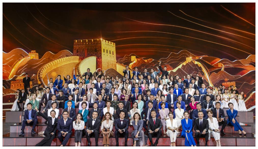 董卿回归央视,107位主持人大合影占据中心位,归来就有大动作