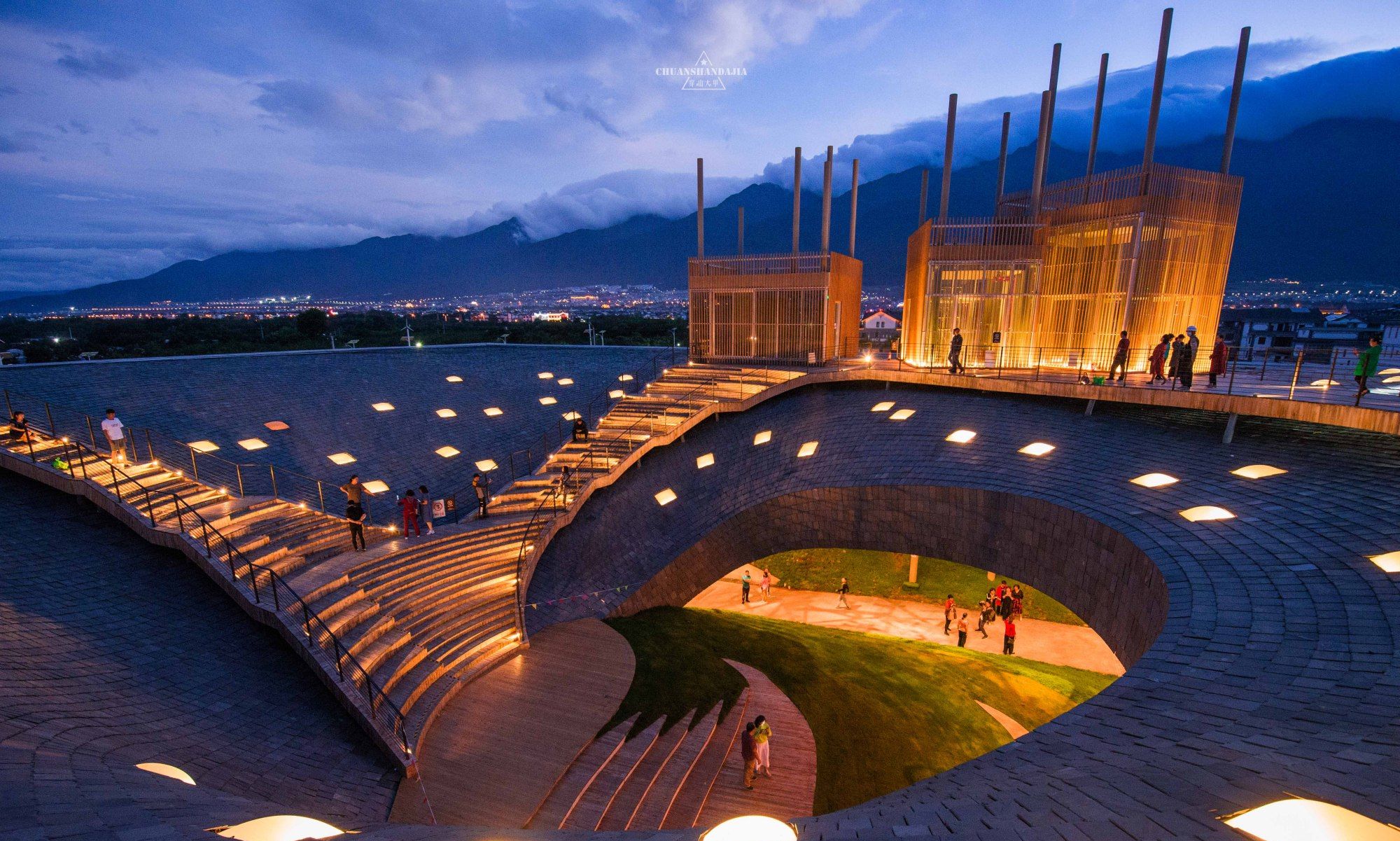 又一最美建筑之杨丽萍大剧院,宛如一件精美的艺术品