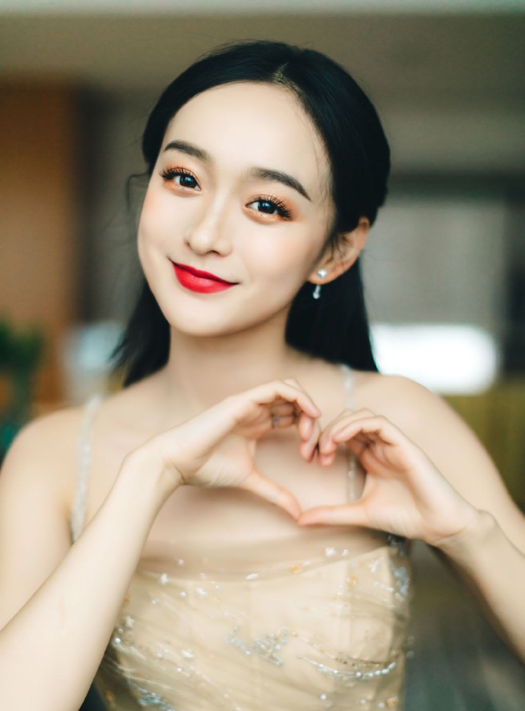 何泓姗甜美娇俏写真图片
