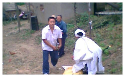 新郎接亲时车祸,新娘捧遗照坚持要嫁,三天后岳母看望,进屋傻住休闲区蓝鸢梦想 - Www.slyday.coM 新郎接亲时车祸,新娘捧遗照坚持要嫁,三天后岳母看望,进屋傻住休闲区蓝鸢梦想 - Www.slyday.coM